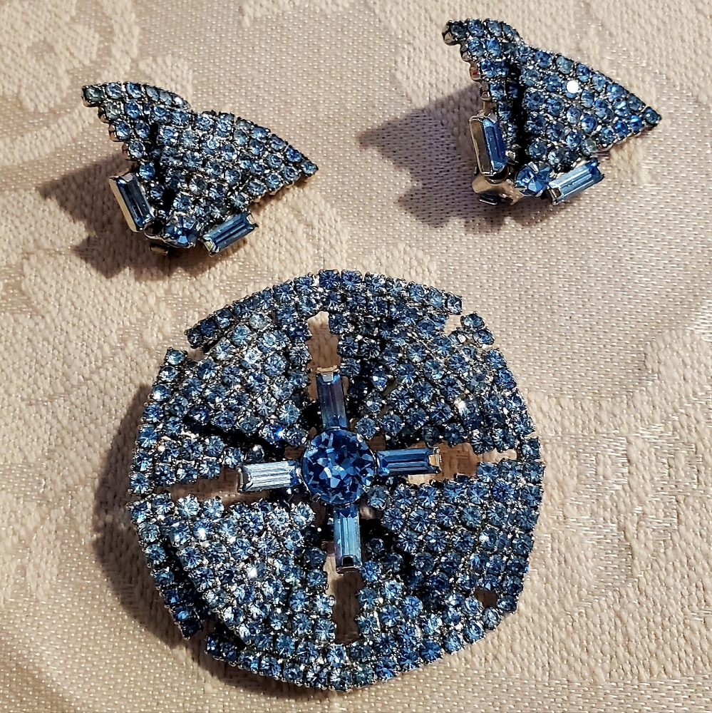Vintage Kramer Art Deco Blue Rhinestone Set Brooch & Clip Earrings Signed - Picture 6 of 6